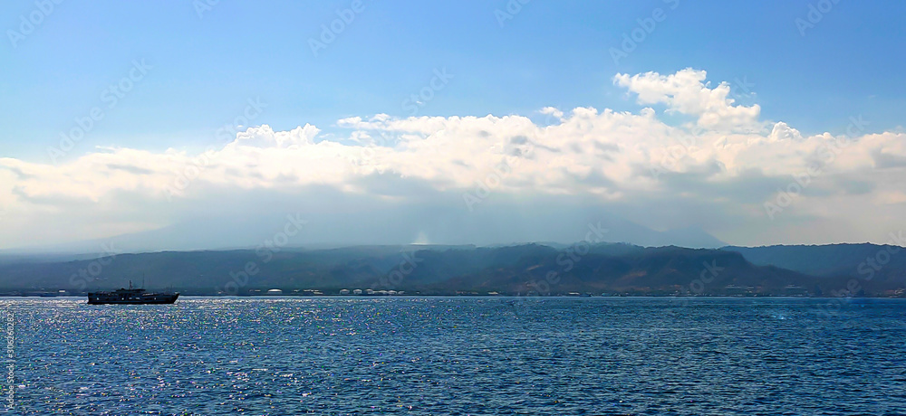 Obraz premium sea and blue sky