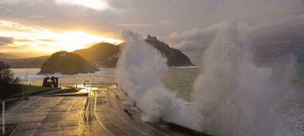 Naklejka premium Panorama en Color - Oleaje en el Paseo Nuevo, Donostia