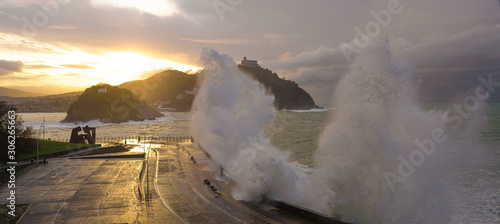 Panorama en Color - Oleaje en el Paseo Nuevo, Donostia photo