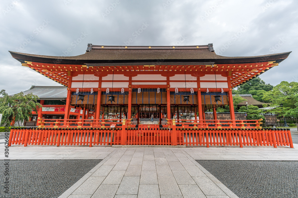 Fototapeta premium Ge-haiden 外拝殿 (Outer worship hall) at Fushimi Inari Taisha Shinto shrine, Fushimi-ku, Kyoto