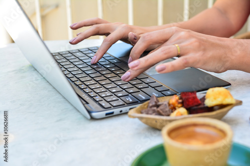 Mão feminina digitando no laptop photo