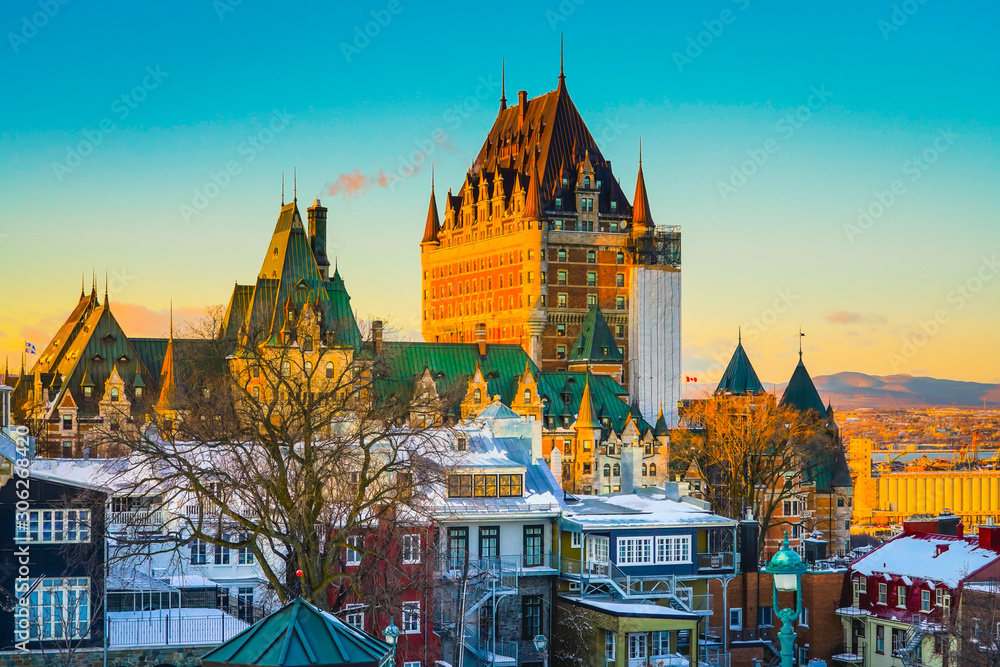 Obraz premium Piękny widok na panoramę miasta Quebec o zmierzchu