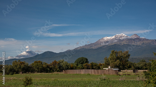 Los volcanes Popocatepetl e Iztaccihuatl, en Puebla, México  photo