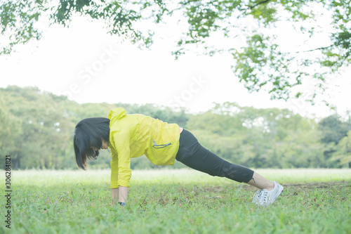 公園で運動をする女性