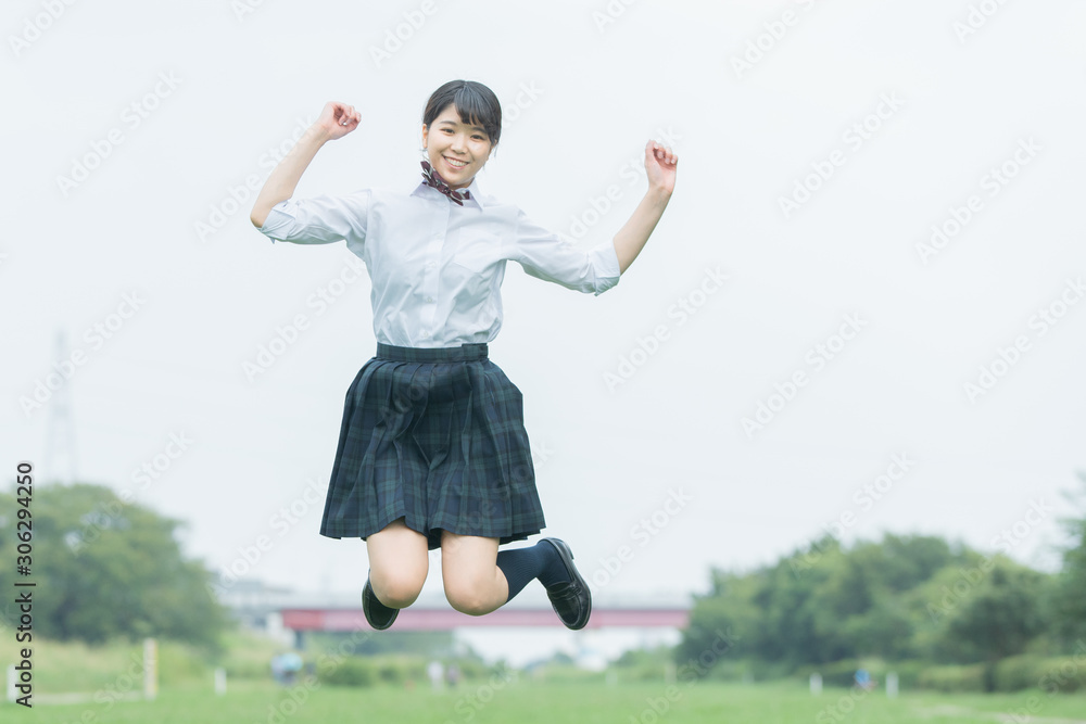 ジャンプする女子高生