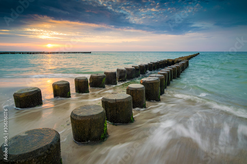 Sonnenuntergang an der Ostsee mit Buhne