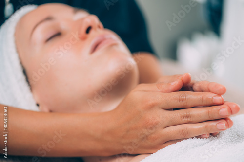 Face Lifting Massage, Prayer Hold