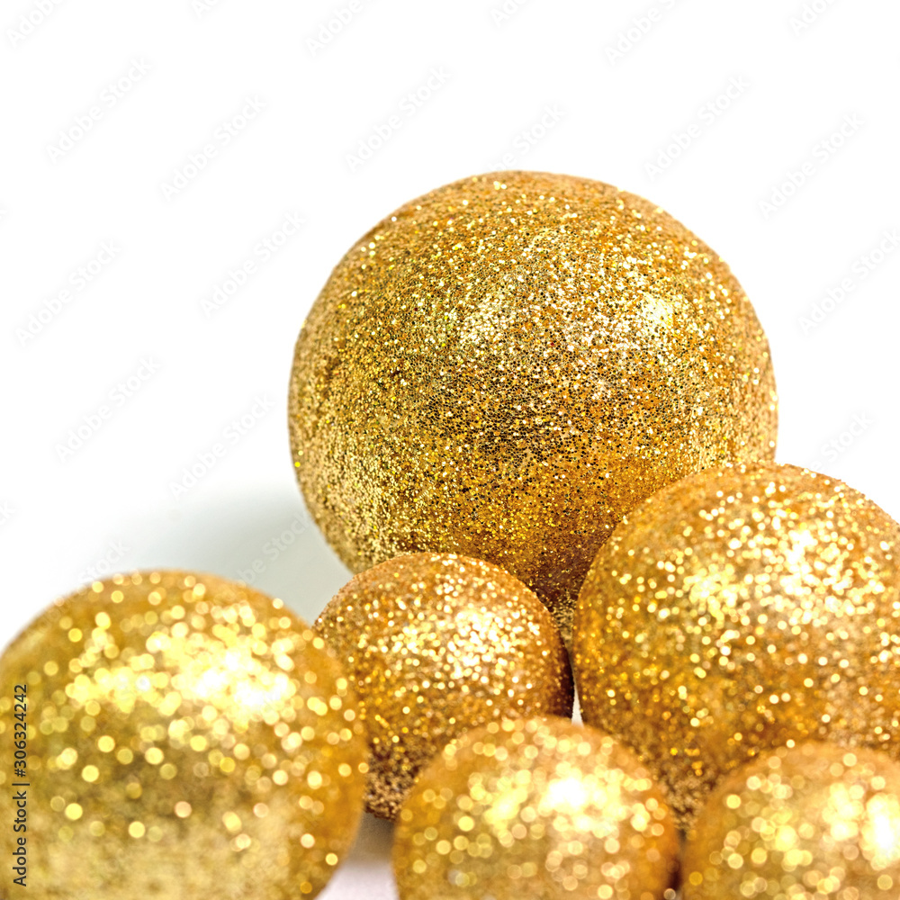 Goldene Kugeln vor weißem Hintergrund Goldene Kugeln vor weißem Hintergrund