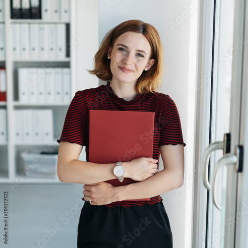 Tapet Confident happy young job applicant with her CV