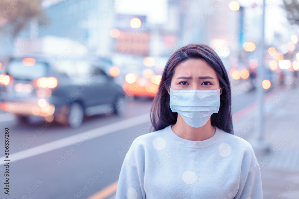 Plakat młoda kobieta nosić maskę w mieście w dzień Smogu
