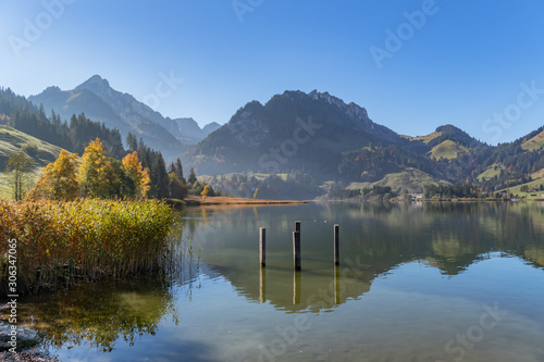 Herbst am Schwarzsee mit aufkommenden Nebel – Fribourg, Schweiz
