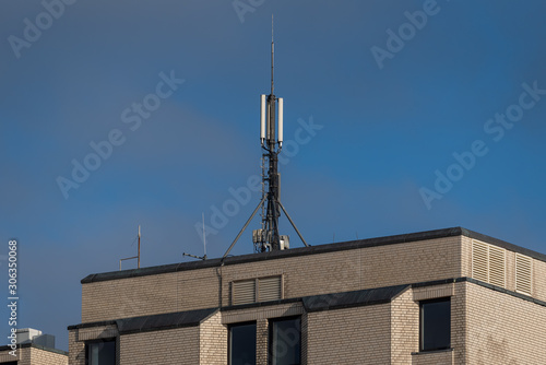 Wallpaper Mural Mobilfunkmast auf dem Dach eines Hotels Torontodigital.ca