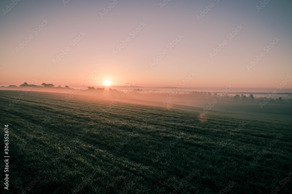 Rayos de luz del amanecer en los campos de cultivo