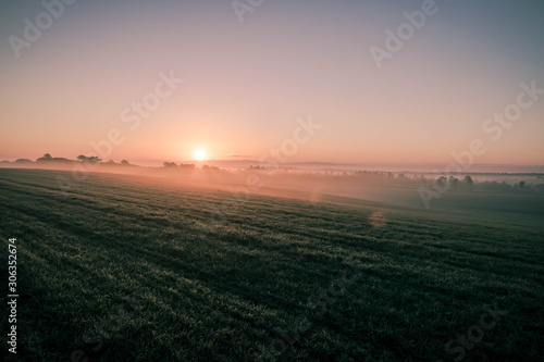 Rayos de luz del amanecer en los campos de cultivo