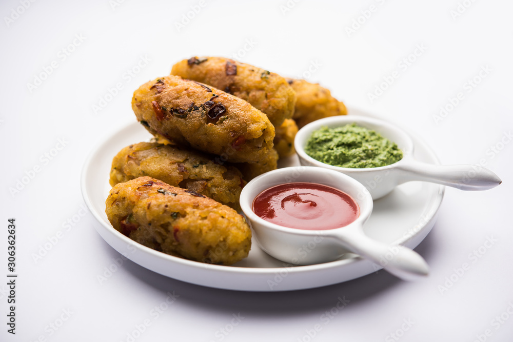 Veg Poha Roll made using flattened Rice, served with tomato ketchup and green chutney Veg Poha Roll made using flattened Rice, served with tomato ketchup and green chutney