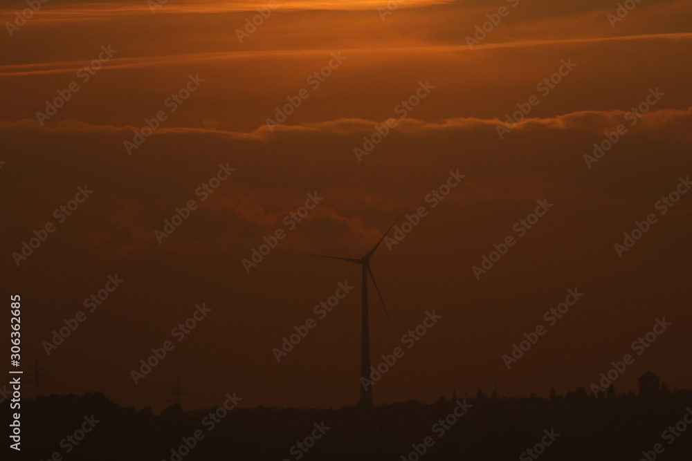 Windkraft im Sonnenaufgang 