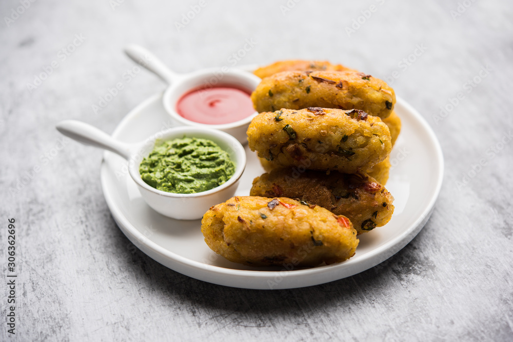 Veg Poha Roll made using flattened Rice, served with tomato ketchup and green chutney Veg Poha Roll made using flattened Rice, served with tomato ketchup and green chutney