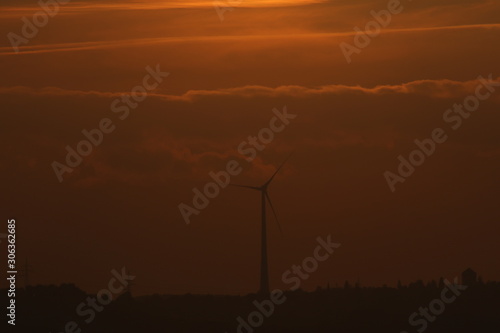 Windkraft im Sonnenaufgang 