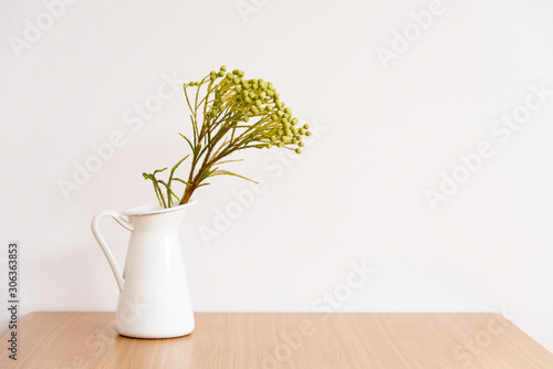 花瓶　インテリアグリーン　観葉植物　おしゃれ　スタイリッシュ　雰囲気　白背景　余白　ホワイトスペース　コピースペース　木製テーブル　コピースペース　テーブル　　横　横向き　部屋　室内　シンプル　絵本　グラフィック素材