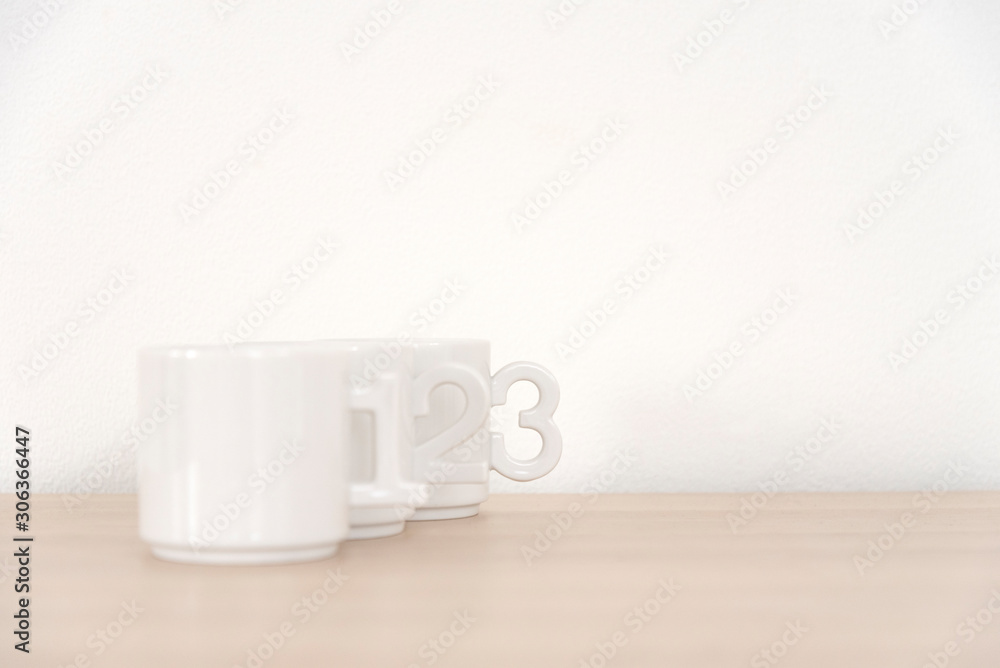白背景と数字モチーフの白いミニマグカップ Stock Photo Adobe Stock