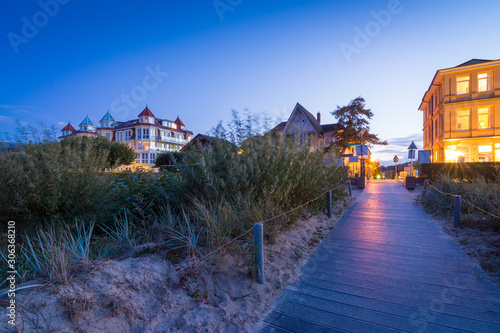 Weg an der Ostsee zwischen Meer und Promenade photo