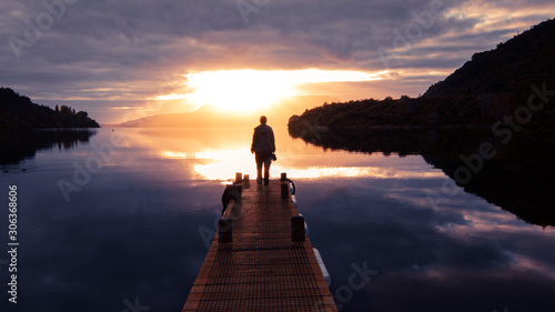 einsame Frau am Bootssteg zum Sonnenaufgang, ins Licht gehen © Sandwurm79