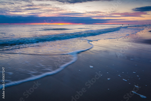 Sonnenaufgang am Meer mit Strand