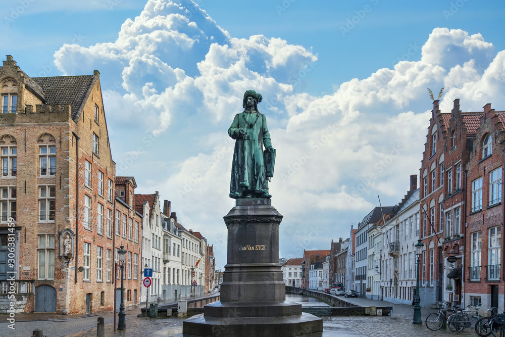 Fototapeta premium Pomnik malarza flamandzkiego Jana van Eycka w Brugii, Belgia