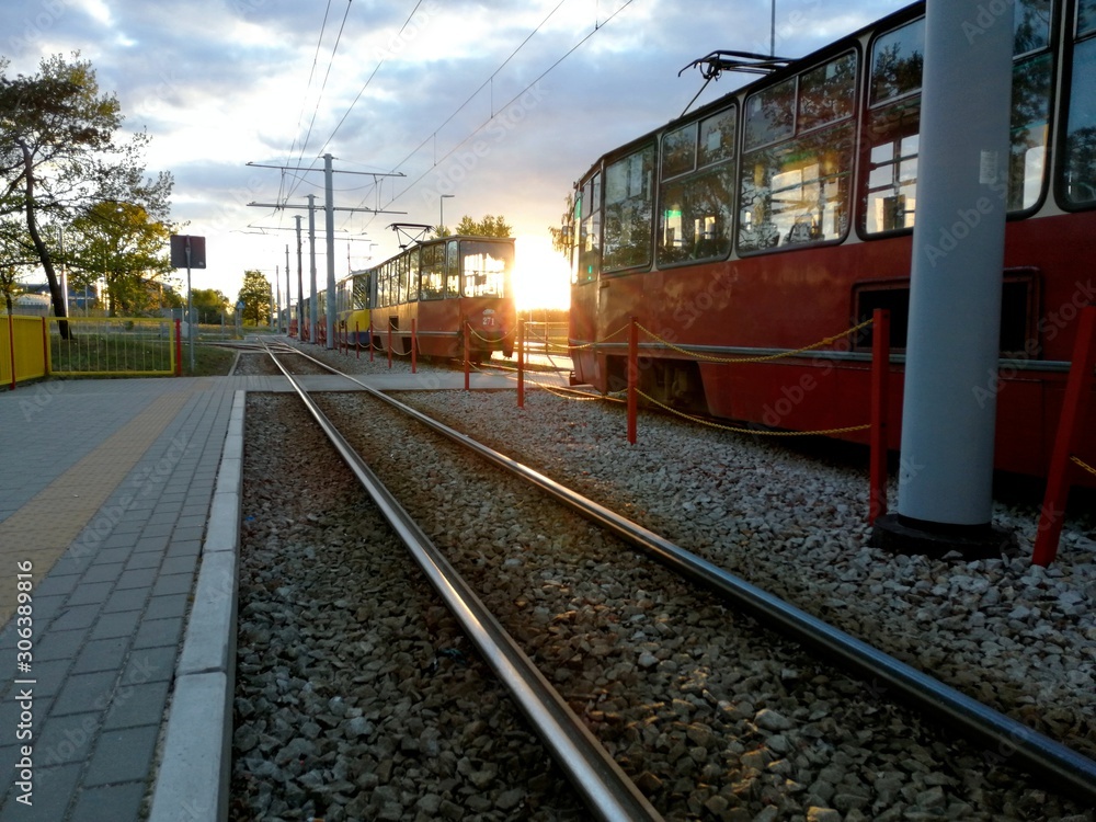 zachód słońca między tramwajami