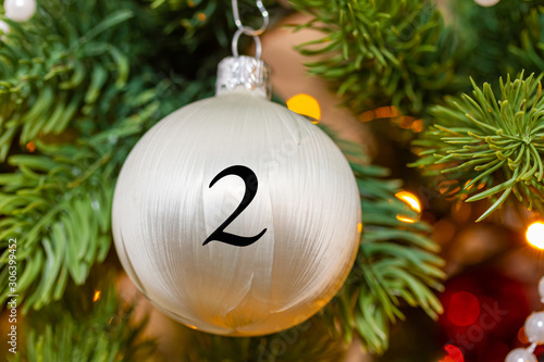 Weihnachtsschmuck (Kugel) mit einer Zahl für den Weihnachtskalender