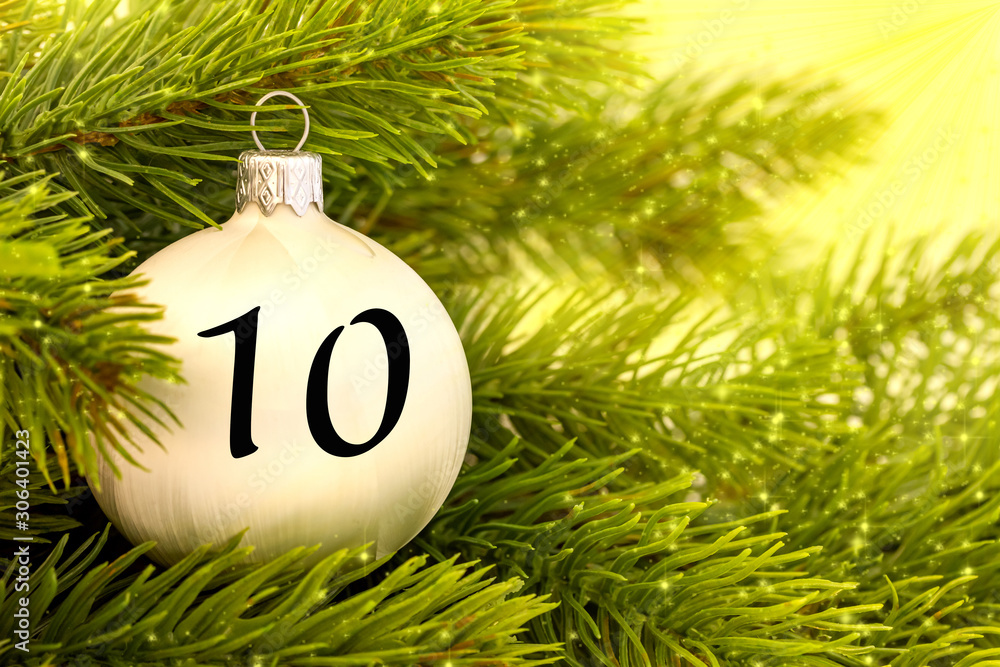 Weihnachtsschmuck (Kugel) mit einer Zahl für den Weihnachtskalender