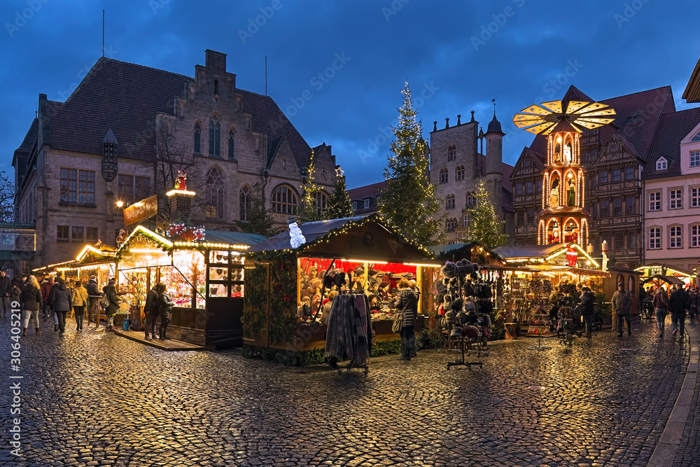 hildesheim-germany-christmas-market-at-market-square-in-twilight