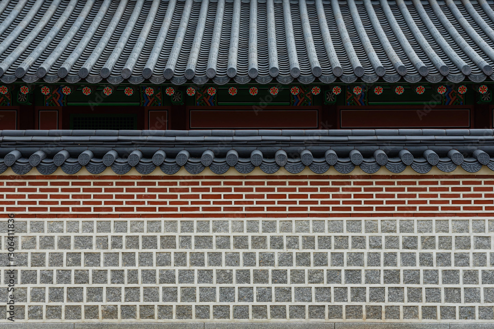 Obraz premium A brick wall and roof of Gyeongbokgung Palace, South Korea