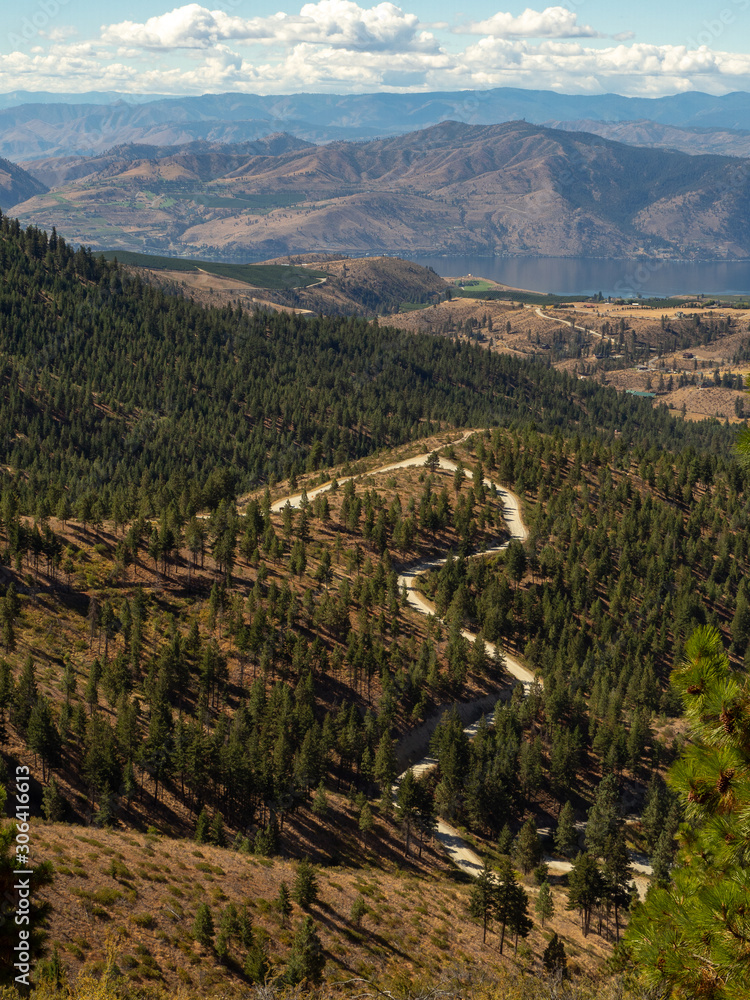 Winding road to Echo Valley hiking trails in Chelan