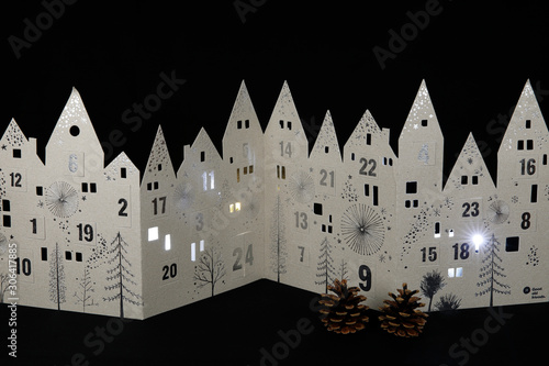 Stadtsilhouette mit Hausgiebeln und Fenstern als Adventskalender photo