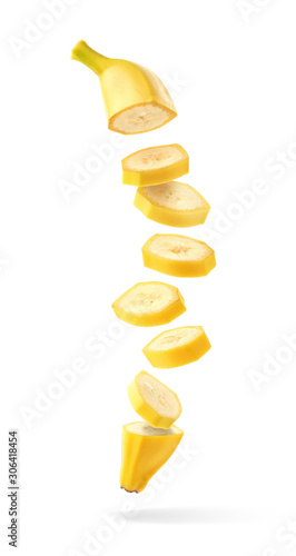 Photographie Flying fresh ripe banana slices