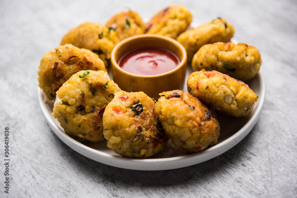 Veg Poha Cutlet or flattened Rice Patties served with tomato ketchup and green chutney Veg Poha Cutlet or flattened Rice Patties served with tomato ketchup and green chutney