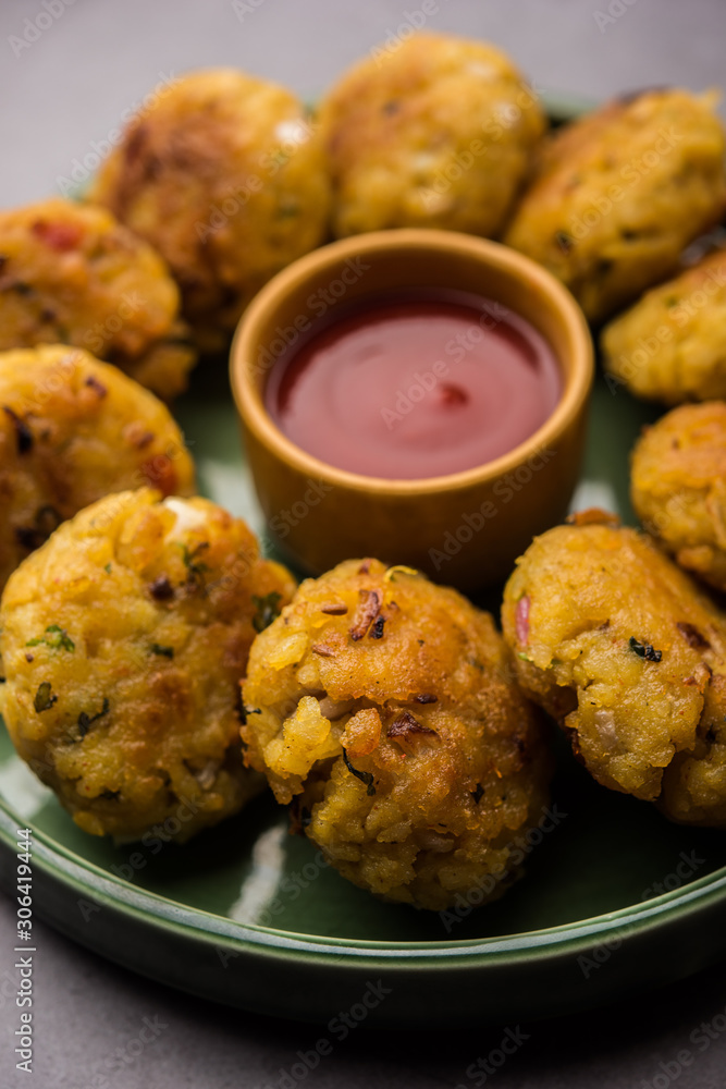 Veg Poha Cutlet or flattened Rice Patties served with tomato ketchup and green chutney Veg Poha Cutlet or flattened Rice Patties served with tomato ketchup and green chutney