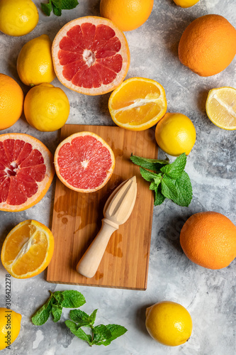 Fotografia Top view on mix of fresh citrus fruits composition with oranges, lemons, grapefr