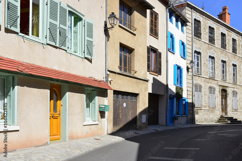 Rue du Chicot colorée à Ambert (63600), département du Puy-de-Dôme en région Auvergne-Rhône-Alpes, France