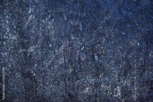 фотографія Frozen drops of water on glass, background