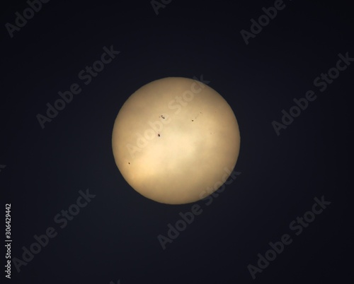 фотографія Amazing shot of the sun with sunspots on a black background