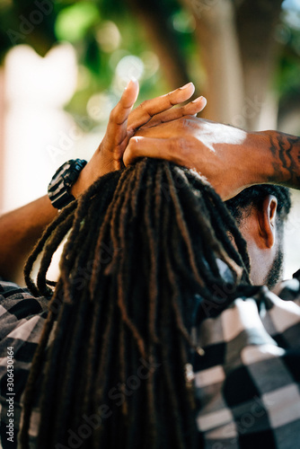Canvas-taulu Guy holding dreads