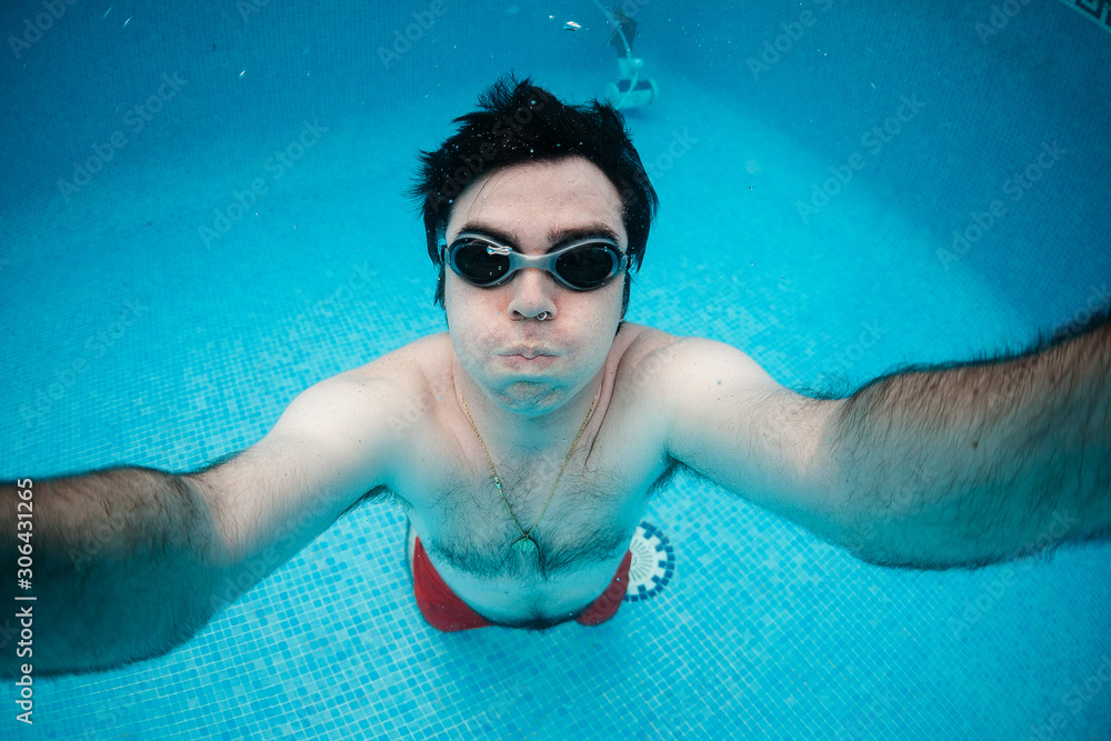 selfie de hombre joven en psicina haciendo apnea, buceando, nadando con  gafas de natación Stock Photo