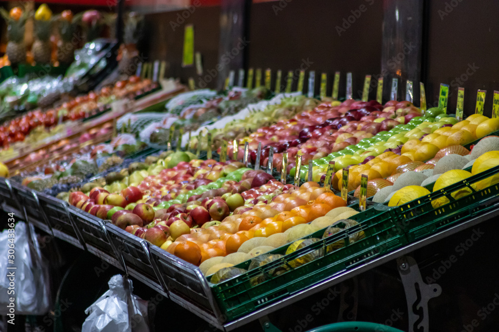Obststand mit frischem Obst und frischem Gemüse verkauft exotische Früchte für Vegetarier und Veganer und ihre gesunde Ernährung mit frischen Früchten und vitaminreicher Rohkkost