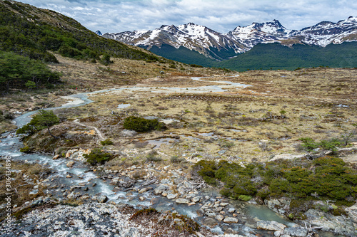 rio atravesando el camino hacia la montañas - laguna esmeralda 