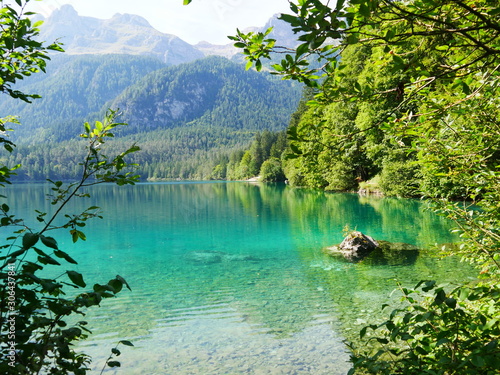 Fototapeta Naklejka Na Ścianę i Meble -  Tovelsee, Italien: Der See in den Dolomiten erinnert farblich an dir Karibik