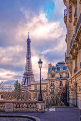 Papier peint photo Paris Petite rue parisienne vue Tour Eiffel  © JEROME LABOUYRIE