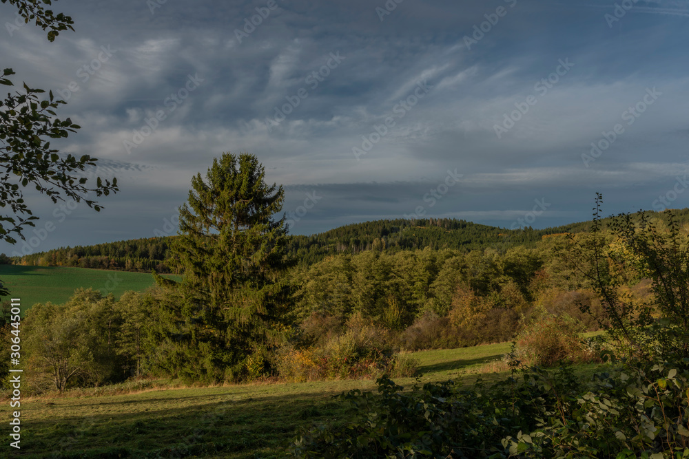 Obraz premium Fields pasture land and meadows in sunset evening near Besiny village