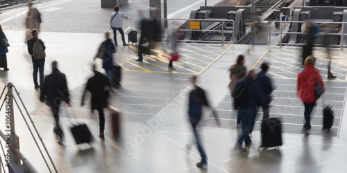 Streetlife: hektische Menschen im Bahnhof